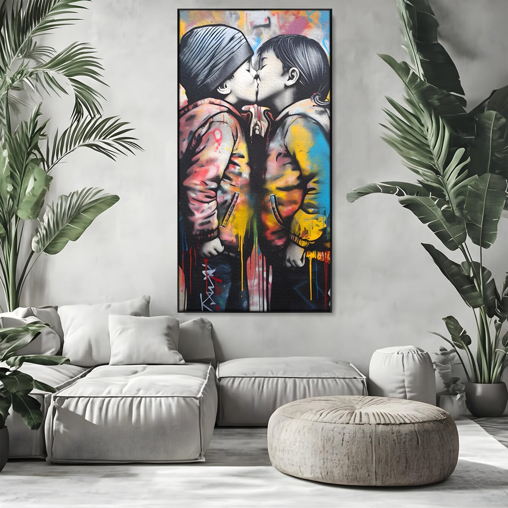 Tablou canvas cu tablou canvas cu doi copii sarutandu-se, in rama de aluminiu negru, pe perete intr-un living